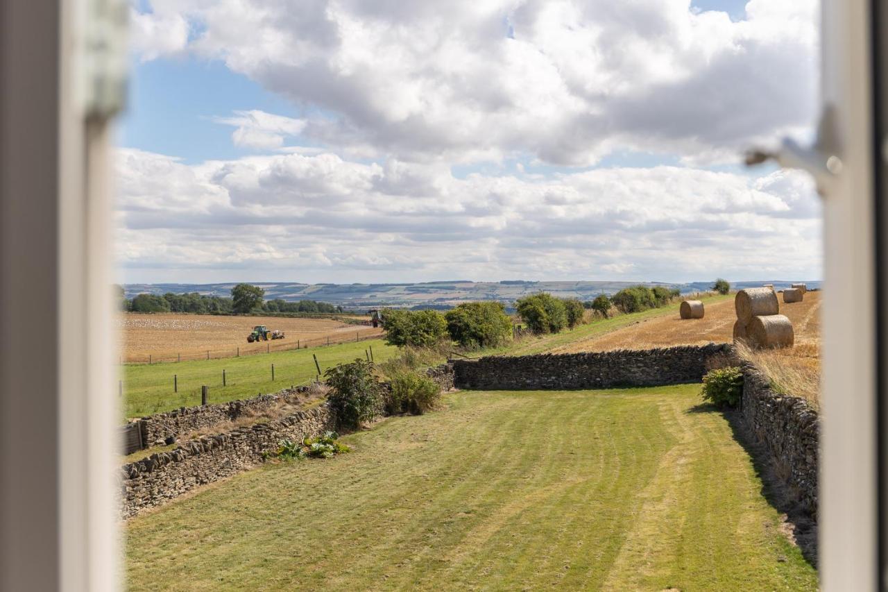 Ebberston Luxury Farmhouse With Stunning Views And Hot Tub מראה חיצוני תמונה