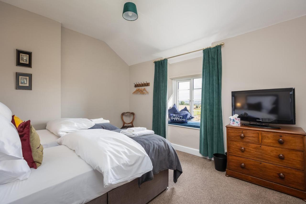 Ebberston Luxury Farmhouse With Stunning Views And Hot Tub מראה חיצוני תמונה