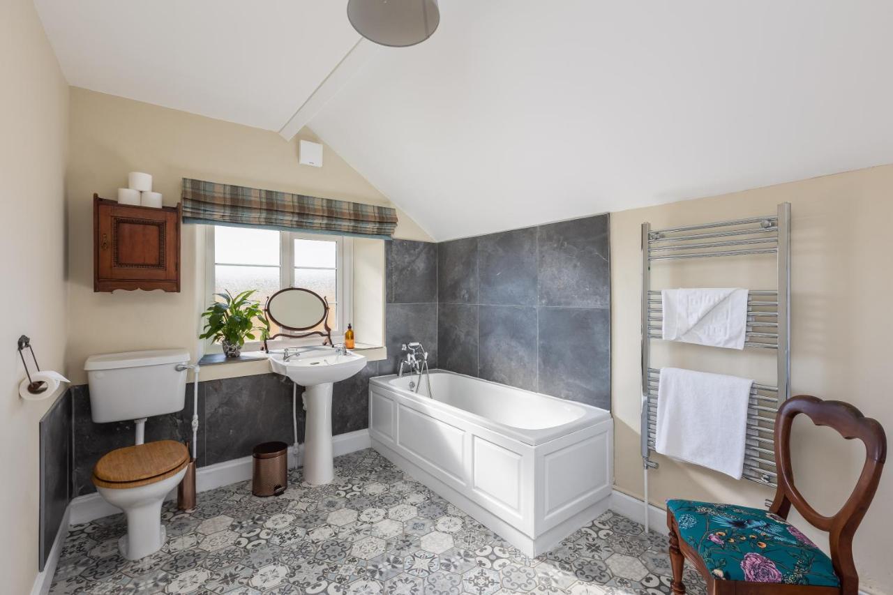 Ebberston Luxury Farmhouse With Stunning Views And Hot Tub מראה חיצוני תמונה