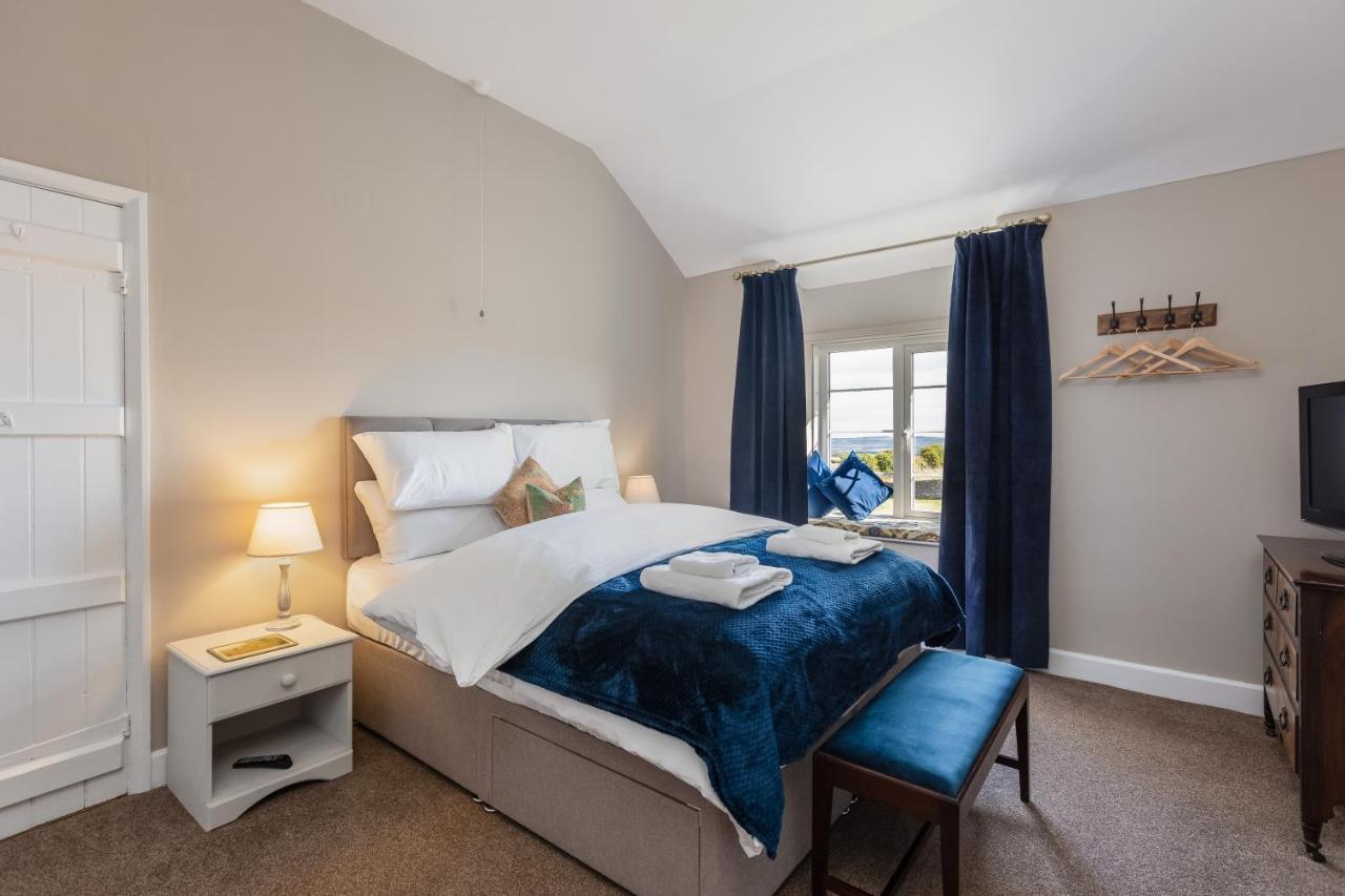 Ebberston Luxury Farmhouse With Stunning Views And Hot Tub מראה חיצוני תמונה