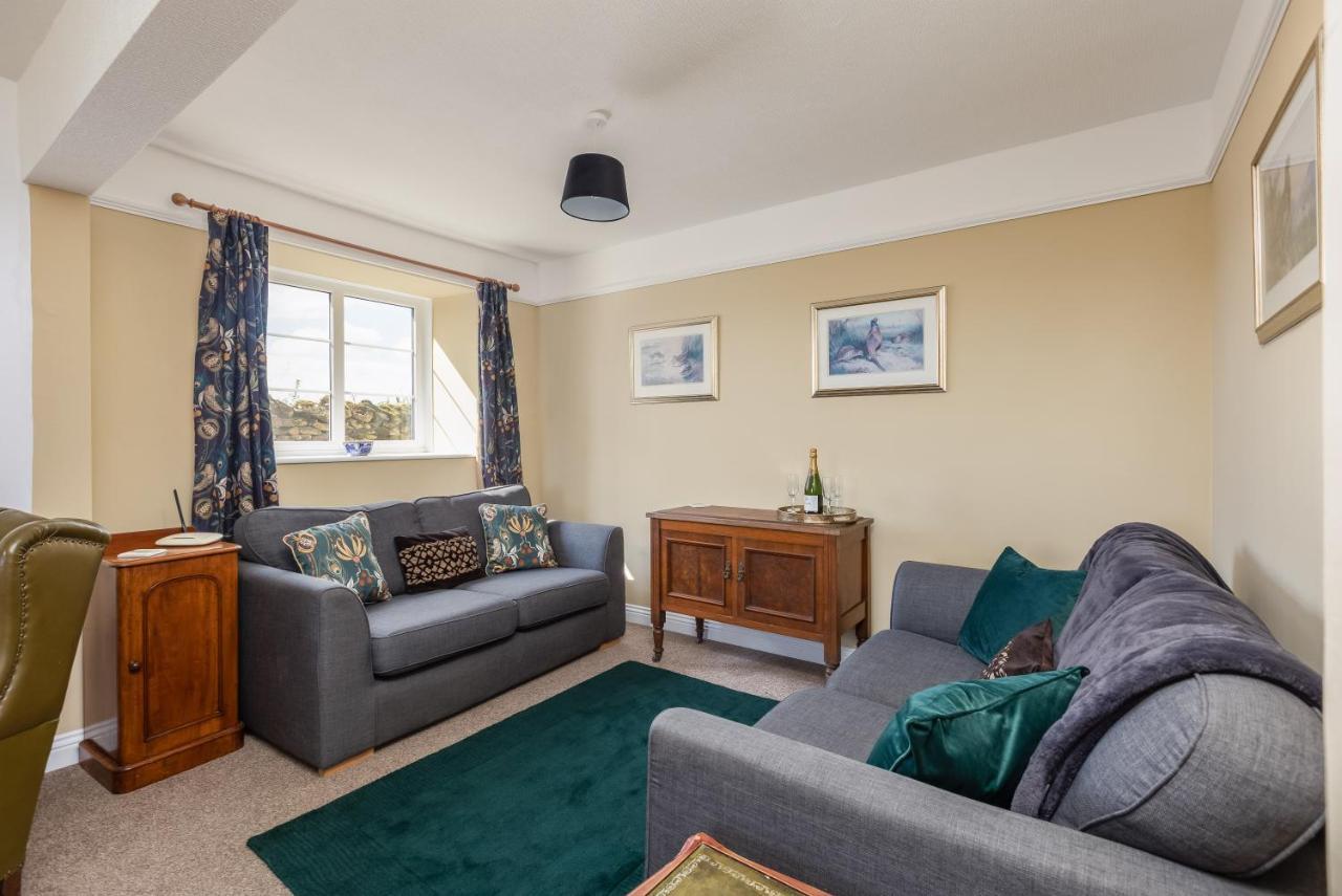 Ebberston Luxury Farmhouse With Stunning Views And Hot Tub מראה חיצוני תמונה