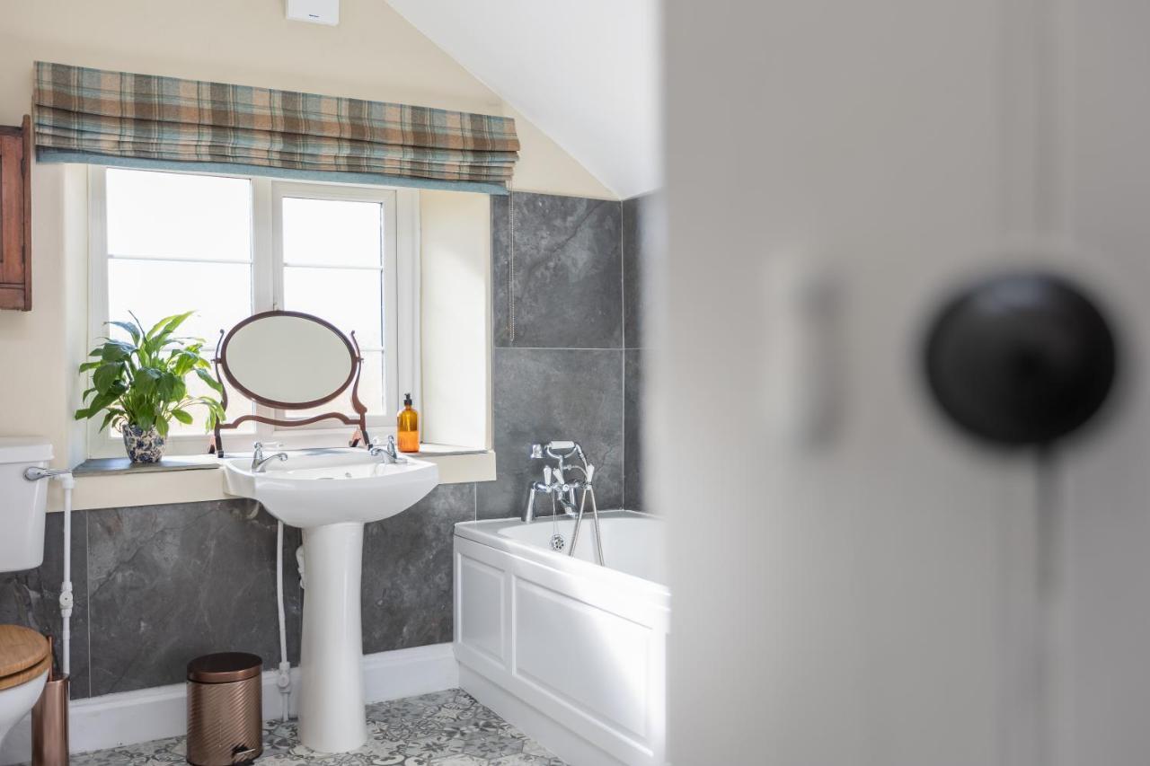 Ebberston Luxury Farmhouse With Stunning Views And Hot Tub מראה חיצוני תמונה