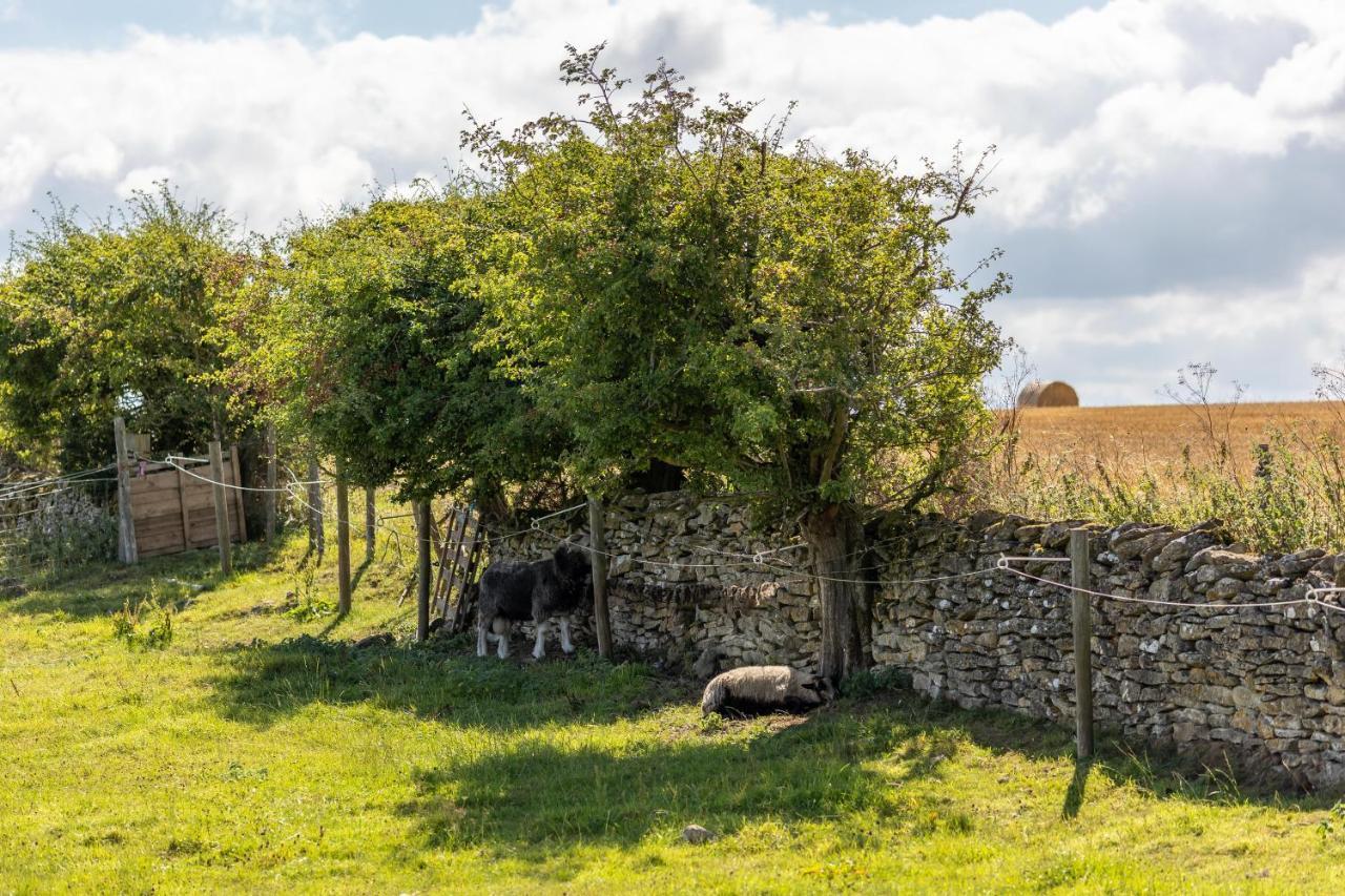 Ebberston Luxury Farmhouse With Stunning Views And Hot Tub מראה חיצוני תמונה
